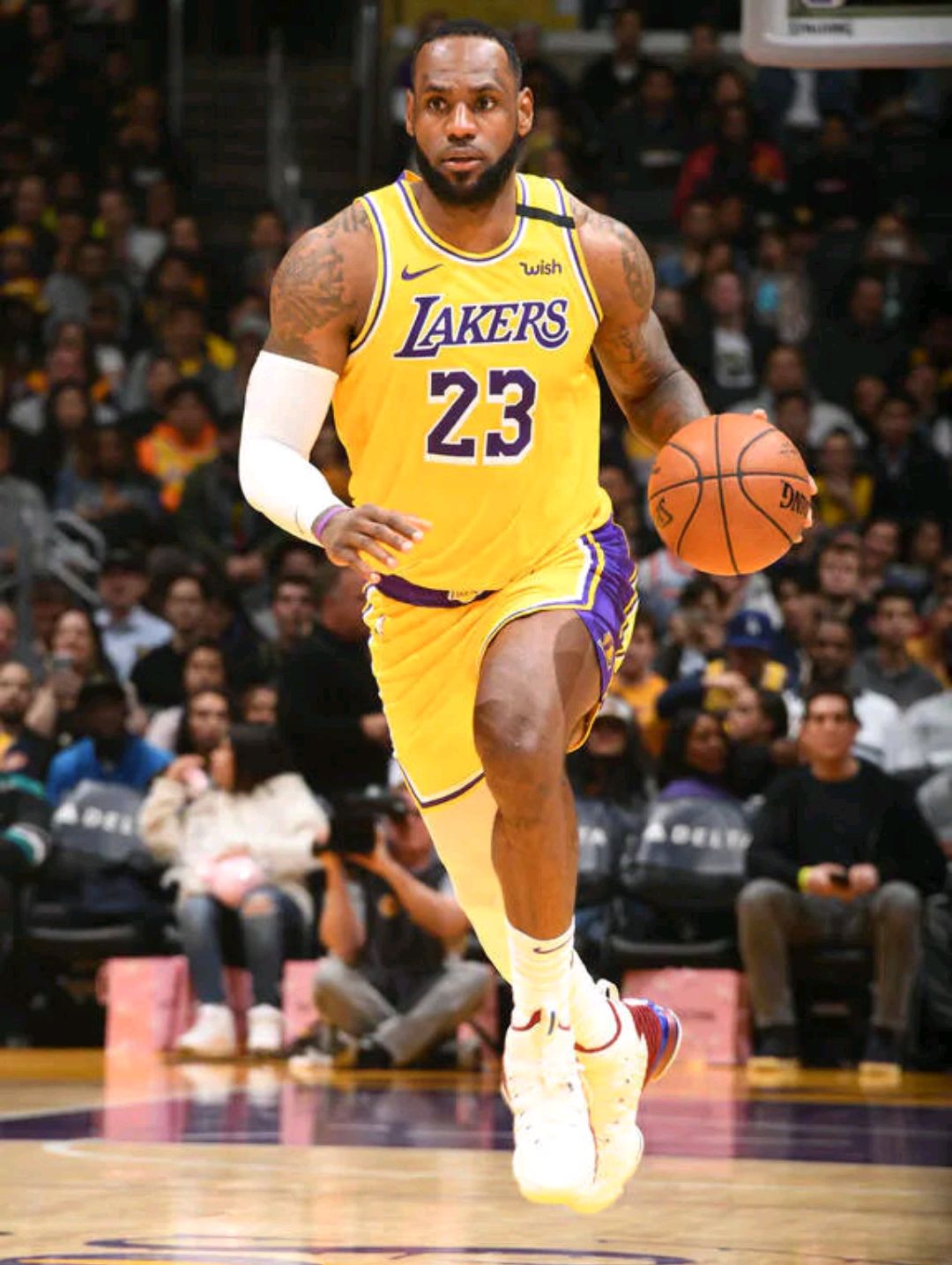 包含詹姆斯在湖人比赛中重返赛场，最后时刻胜出引发热议！再创辉煌时刻的词条