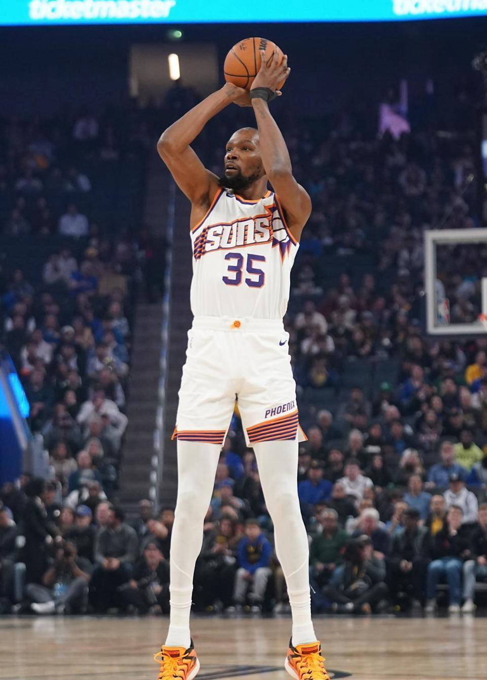  杜兰特迎来十二赛季出色发挥，IG观众热烈欢呼！全场沸腾不已