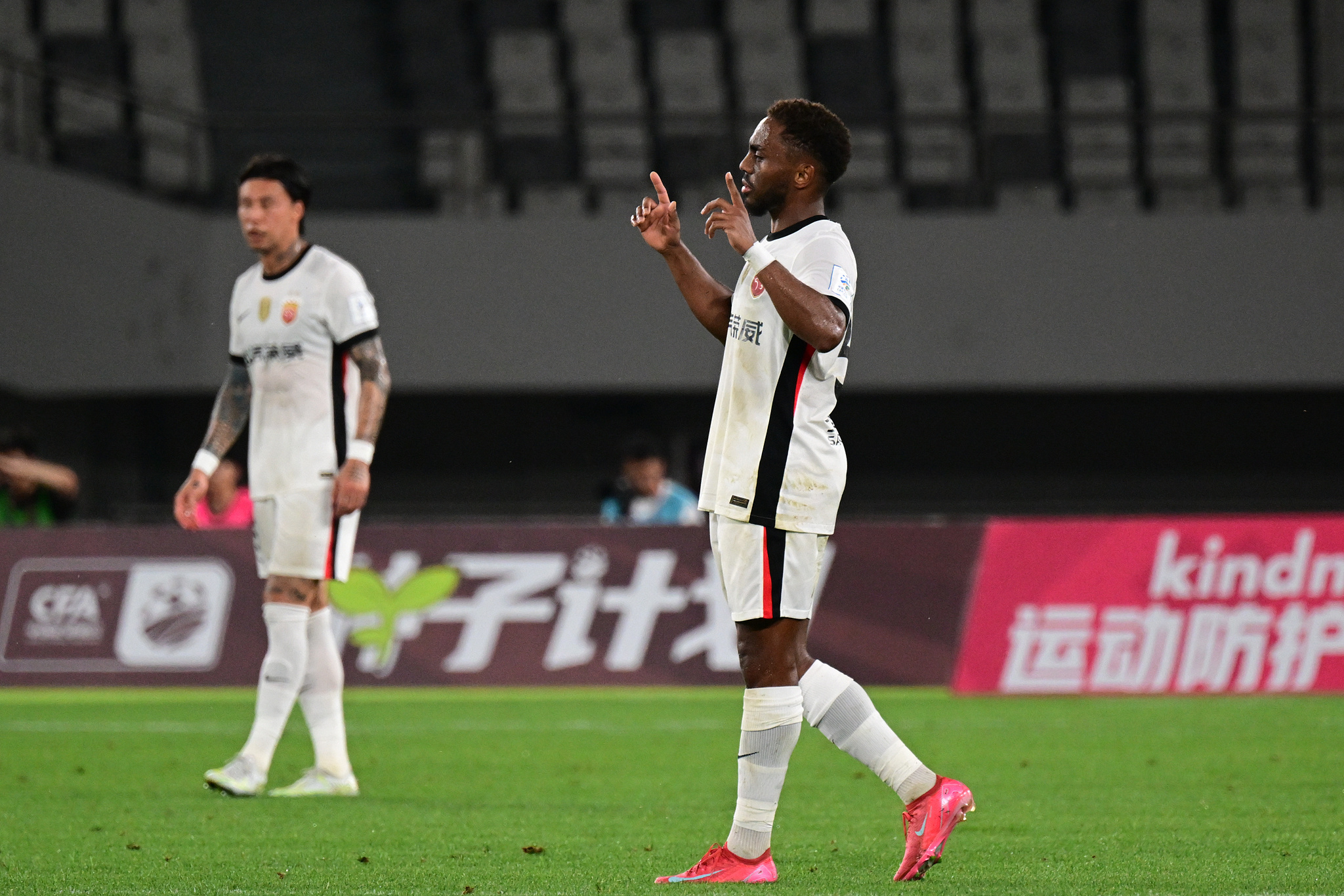 法甲清晨再迎强敌，洛杉矶快船防线松动，主帅态度：球迷炸锅，控场能力受关注的简单介绍