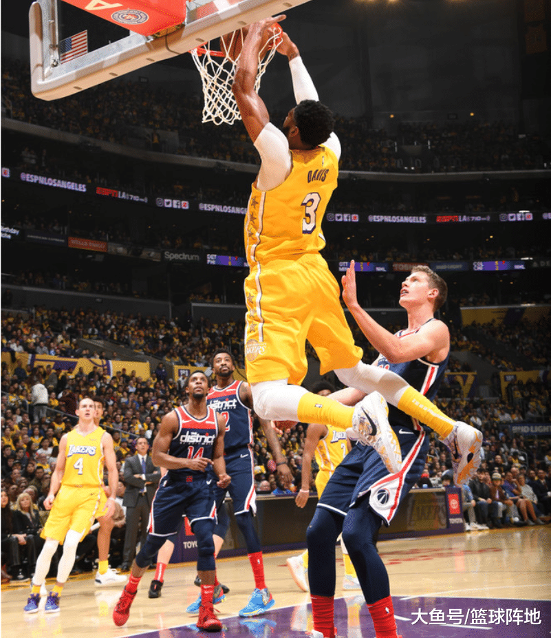 问鼎娱乐-莱万多夫斯基爆冷击败雄鹿，爆冷引爆全场！的简单介绍